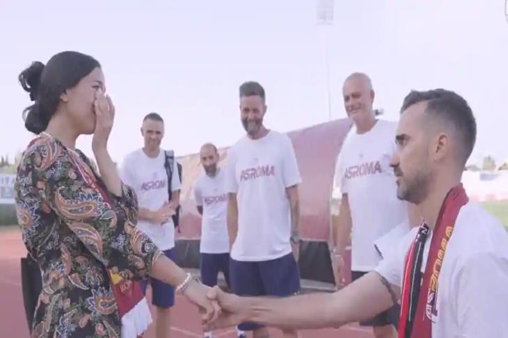 مشجع لروما يطلب يد صديقته في حضور مورينيو (فيديو)